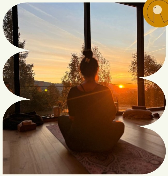 Meditace při západu slunce na jógovém pobytu